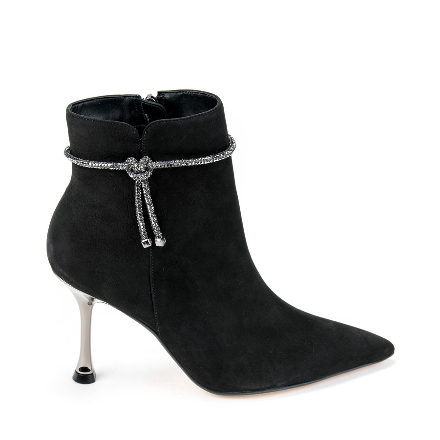 Ženske duboke cipele Luz-da-lua-80210005 crne na štiklu 2 Creator obuća | Ženska kožna obuća | Ženske kožne čizme | Ženske kožne plitke čizme | Ženske kožne duboke čizme | Ženske plitke čizme | Ženske duboke čizme | Kratke čizme | Čizme na štiklu | Muška kožna obuća | Ženska kožna obuća | Sezona jesen zima 2023/2024 | Jesen zima 2024 | Creator | Creator obuća | Creator kožna obuća | Italijanske cipele |