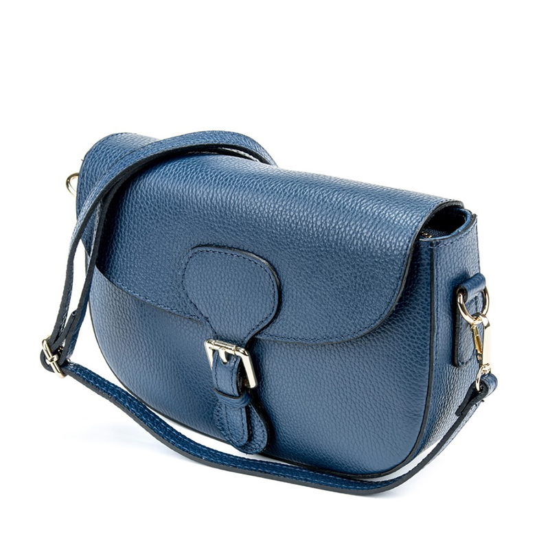 polukruzna plava torbica kozna zenske torbe za leto 2026