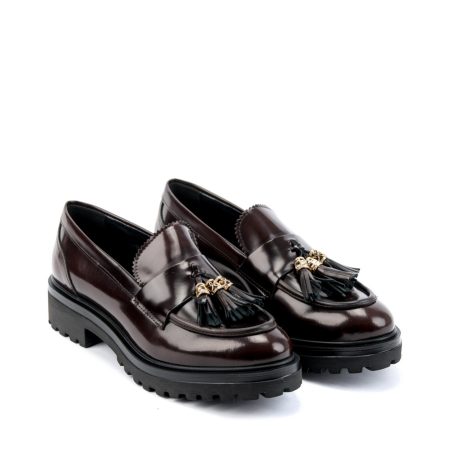 Otkrijte luksuzne kožne cipele za sezonu jesen/zima 2023/2024 od brenda Movimenti na creator.rs. Naše elegantne cipele spajaju vrhunski dizajn sa sezonskom toplinom, pružajući vam neodoljivu kombinaciju stila i udobnosti. Istražite kolekciju i osvežite svoj garderober s modnim izborom koji prati najnovije trendove.