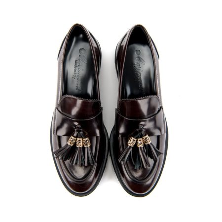 Otkrijte luksuzne kožne cipele za sezonu jesen/zima 2023/2024 od brenda Movimenti na creator.rs. Naše elegantne cipele spajaju vrhunski dizajn sa sezonskom toplinom, pružajući vam neodoljivu kombinaciju stila i udobnosti. Istražite kolekciju i osvežite svoj garderober s modnim izborom koji prati najnovije trendove.