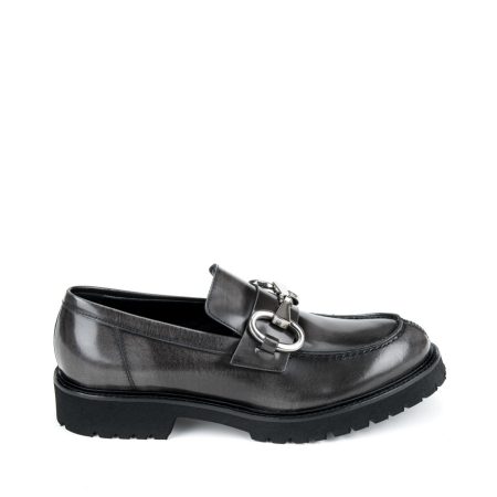 Otkrijte luksuzne kožne cipele za sezonu jesen/zima 2023/2024 od brenda Movimenti na creator.rs. Naše elegantne cipele spajaju vrhunski dizajn sa sezonskom toplinom, pružajući vam neodoljivu kombinaciju stila i udobnosti. Istražite kolekciju i osvežite svoj garderober s modnim izborom koji prati najnovije trendove.