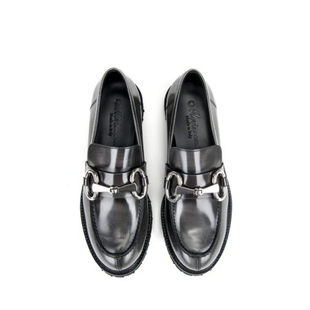 Ženske kožne mokasine Movimenti-7170 sive ravne 5 Otkrijte luksuzne kožne cipele za sezonu jesen/zima 2023/2024 od brenda Movimenti na creator.rs. Naše elegantne cipele spajaju vrhunski dizajn sa sezonskom toplinom, pružajući vam neodoljivu kombinaciju stila i udobnosti. Istražite kolekciju i osvežite svoj garderober s modnim izborom koji prati najnovije trendove.