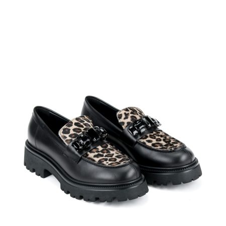 Otkrijte luksuzne kožne cipele za sezonu jesen/zima 2023/2024 od brenda Movimenti na creator.rs. Naše elegantne cipele spajaju vrhunski dizajn sa sezonskom toplinom, pružajući vam neodoljivu kombinaciju stila i udobnosti. Istražite kolekciju i osvežite svoj garderober s modnim izborom koji prati najnovije trendove.