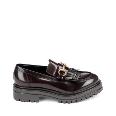 Otkrijte luksuzne kožne cipele za sezonu jesen/zima 2023/2024 od brenda Movimenti na creator.rs. Naše elegantne cipele spajaju vrhunski dizajn sa sezonskom toplinom, pružajući vam neodoljivu kombinaciju stila i udobnosti. Istražite kolekciju i osvežite svoj garderober s modnim izborom koji prati najnovije trendove.