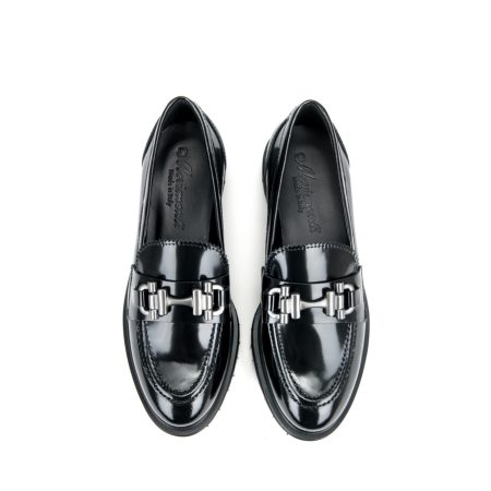 Ženske kožne mokasine Movimenti-7626 crne ravne 5 Otkrijte luksuzne kožne cipele za sezonu jesen/zima 2023/2024 od brenda Movimenti na creator.rs. Naše elegantne cipele spajaju vrhunski dizajn sa sezonskom toplinom, pružajući vam neodoljivu kombinaciju stila i udobnosti. Istražite kolekciju i osvežite svoj garderober s modnim izborom koji prati najnovije trendove.